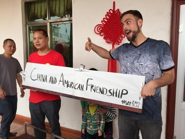 Matt e Li posam com faixa com os dizeres: 'Amizade entre a China e a América' (Foto: Qingqing Chen / BuzzFeed/ Arquivo pessoal)