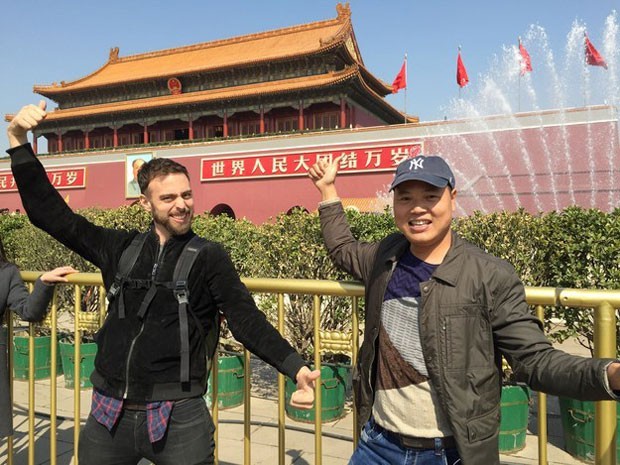 Matt Stopera e seu amigo laranja durante o passeio pela China (Foto: Qingqing Chen / BuzzFeed/ Arquivo pessoal)