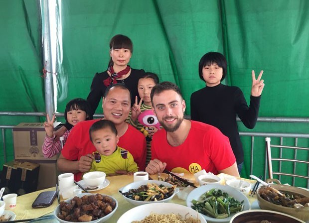 Matt com a família de Li na China (Foto: Qingqing Chen / BuzzFeed/ Arquivo pessoal)