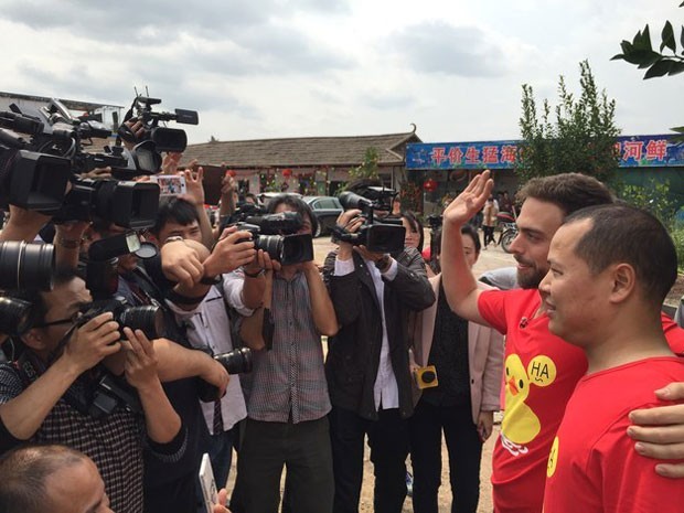 Matt se tornou uma celebridade na China e o passeio dele com Li foi acompanhado por repórteres (Foto: Qingqing Chen / BuzzFeed/ Arquivo pessoal)