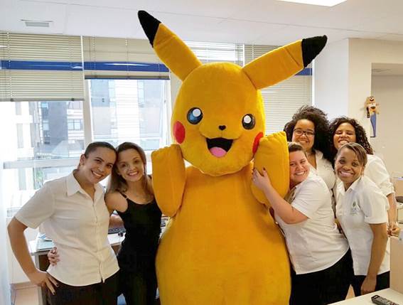 Funcionrios da rede ao lado do Pikachu do anime Pokmon (Foto: Divulgao)