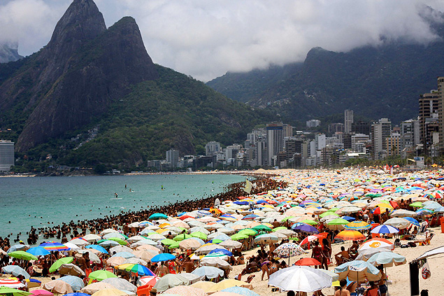 Praia de Ipanema, um dos cartes-postais do Rio, cidade insegura para mulheres, segundo jornal