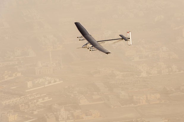 Avio movido a energia solar que viajar o mundo decola de Abu Dhabi