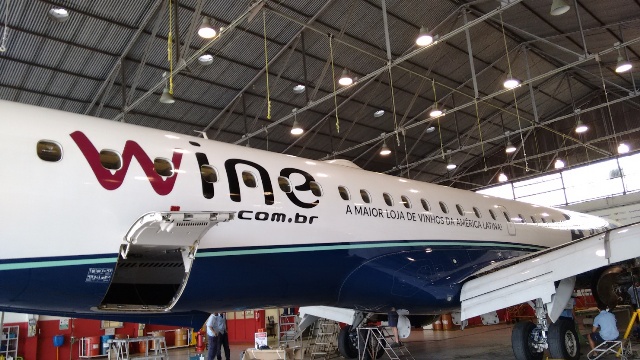 Wine.com.br tem logomarca em aeronave Azul
