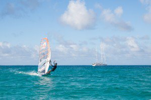 Wilhelm curte o bom tempo e o visual de Saipan para praticar windsurf
