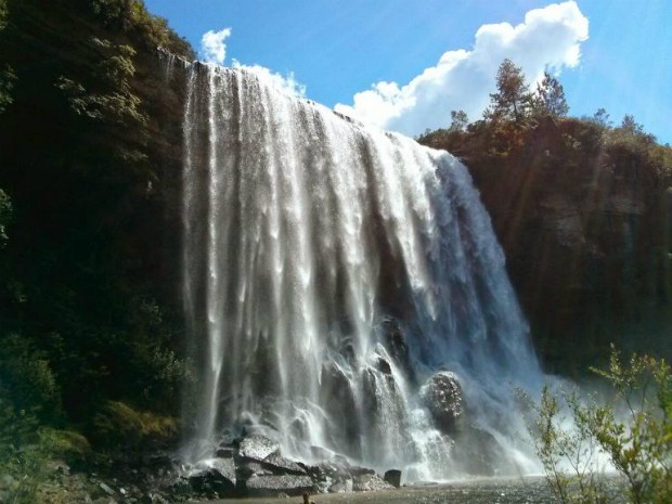 Cachoeira do Sobradinho tem 45 metros de queda d'água (Foto: Cláudio Nascimento/ TV TEM)