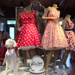 O vestido de bolinhas inspirado na personagem Minnie  um dos mais procurados.
