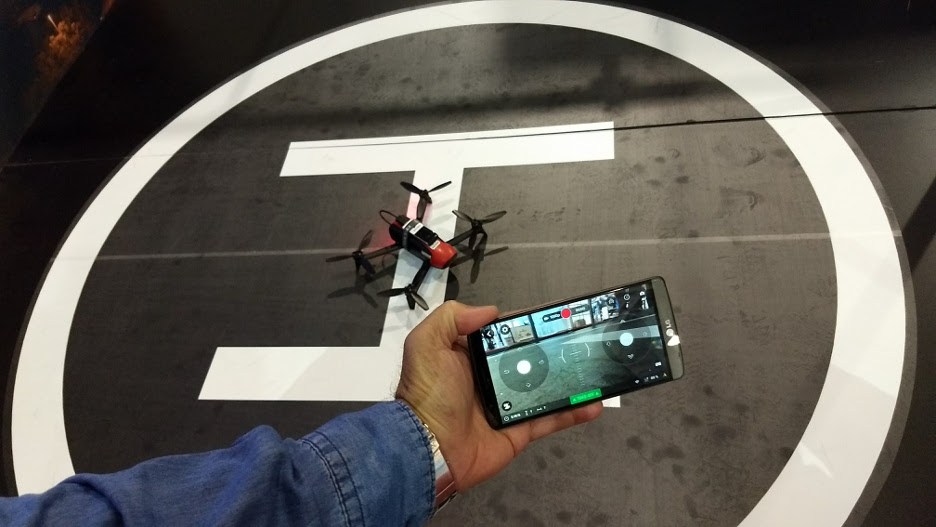 Este drone foi demonstrado pela Ericsson. O aparelho é pilotado pela internet, a partir de uma conexão móvel LTE-A (4,5G). O objetivo da demonstração não era mostrar a utilidade dos drones, mas como o tempo de resposta (latência) das novas conexões será baixo na 5G. Tão baixo que será possível pilotar veículos remotamente. 
