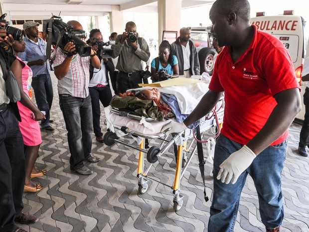 Médicos atendem uma pessoa ferida no Hospital Nacional em Nairobi, no Quênia, após ataque na Universidade de Garissa, no leste do país. Pelo menos 147 pessoas morreram e dezenas ficaram feridas (Foto: AP)