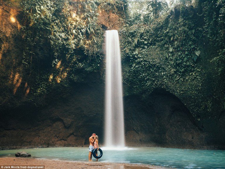 3AC2D09400000578-3973214-Jack_and_Lauren_share_a_kiss_in_front_of_a_waterfall_in_Ubud_Bal-a-50_1480150530217