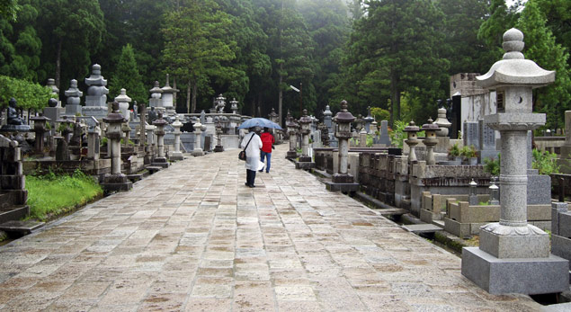 GRA008. KOYASAN (JAPN), 06/12/2015.- El cementerio del monte Koya (Wakayama, Japn) es el camposanto ms grande de todo Japn. En los aproximadamente dos kilmetros que separan el cementerio del Okunoin, el santuario interior del lugar, se alzan cedros milenarios y ms de 200.000 sepulcros y lpidas. El monte Koya esconde un refugio nico alejado de la bulliciosa vida moderna de Japn. Fundado como destino de peregrinacin hace ahora 1.200 aos, cada vez ms turistas se acercan a este paraje natural en busca de una experiencia nueva. EFE/Mara Roldn ORG XMIT: GRA008