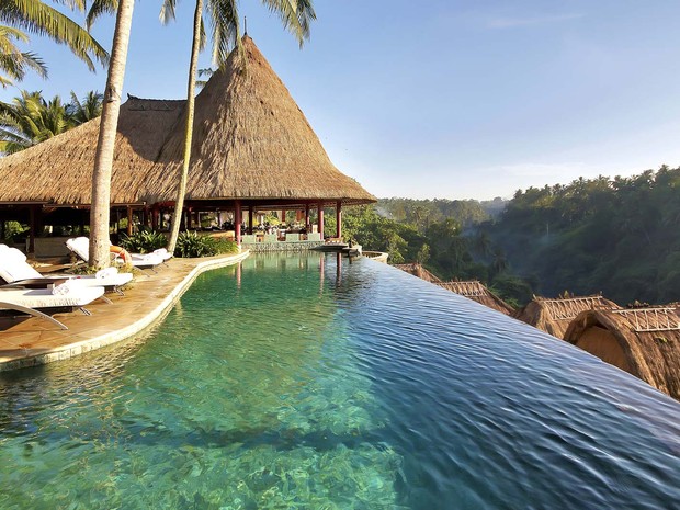 Em Bali, a piscina do Viceroy, na ilha de Bali, Indonésia, tem borda infinita para área verde (Foto: Viceroy Bali/ Divulgação)