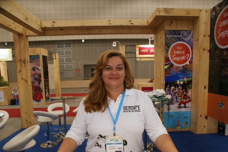 Veruska Chaves representando a empresa sergipana de Turismo no estande do estado