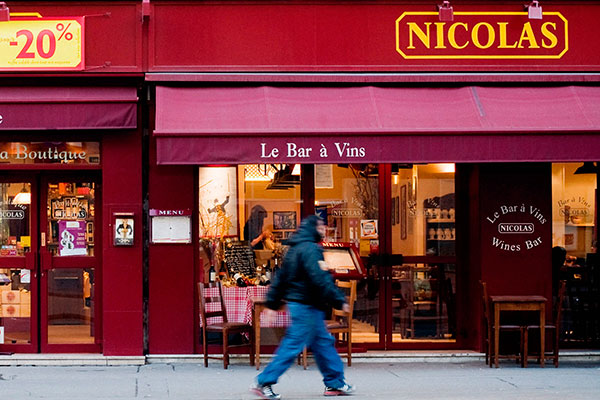 Lojas especializadas em vinhos detém 48% das vendas.  A loja Nicolás tem desconto para champagnes e o cavista indica as novidades