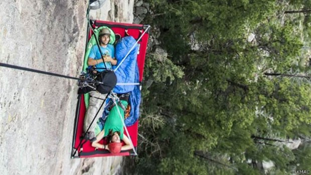  Empresas já oferecem a pessoas com sede de aventura a possibilidade de um passeio que só montanhistas mais corajosos faziam: acampar em uma parede vertical.  (Foto: BBC)