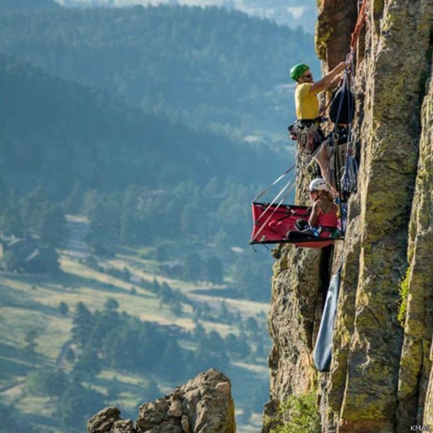 A escalada das paredes verticais da cordilheira atrai um grande número de montanhistas que, após completar a escalada, criam um vínculo especial com o lugar. (Foto: BBC)