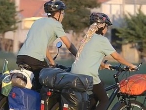 Bikes foram adaptadas para a viagem  (Foto: Reprodução / TV TEM)