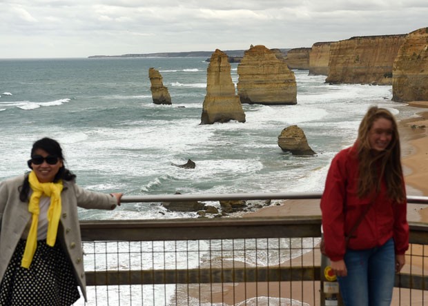 Turistas no mirante de onde é possível ver as pedras dos Doze Apóstolos, na Austrália (Foto: Indranil Mukherjee/AFP)