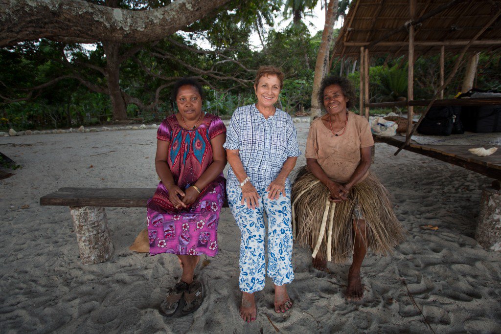 Famlia Schurmann  recebida pelos nativos da Ilha Gona Bara Bara