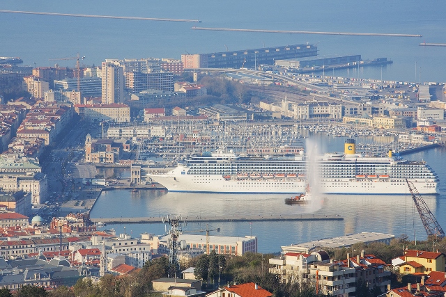 Navio Costa Mediterranea inicia temporada 2015 em Trieste, na Itlia