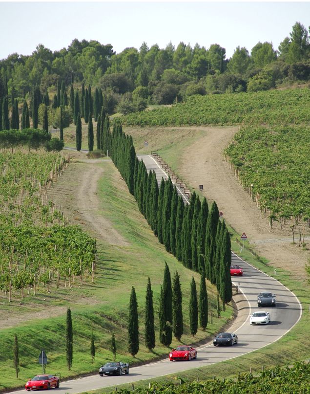 No roteiro, o turista dirige os ltimos modelos de Ferrari durante oito dias na Itlia