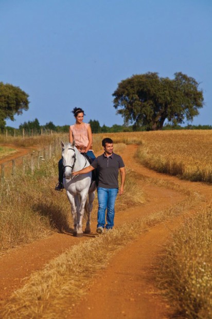 A cantora mais conceituada do pop americano realizou passeios a cavalo, provou os tradicionais vinhos e se aventurou em uma das vilas locais mais charmosas: Monsaraz