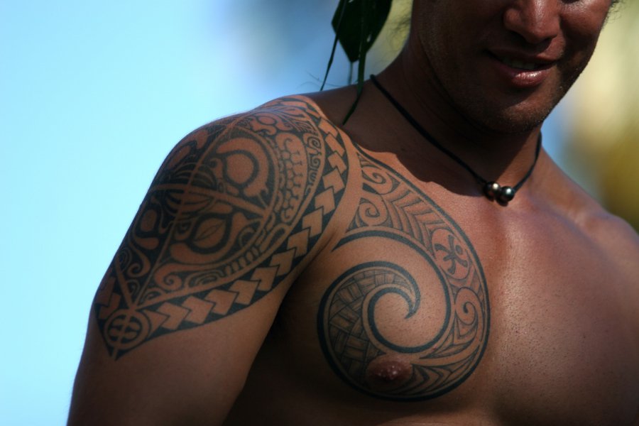 Vida real  homem com tatuagens polinsias