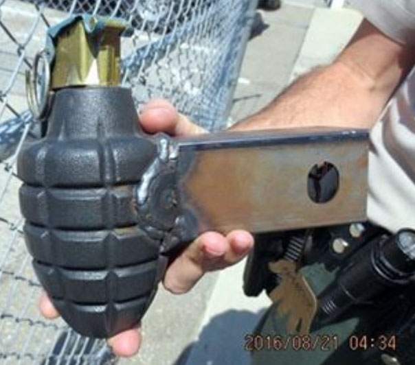 10 - Gancho de reboque construdo com uma granada desativada