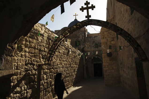 Mulher passeia pela Via Dolorosa, em Jerusalm, onde, na Pscoa, h procisso especial