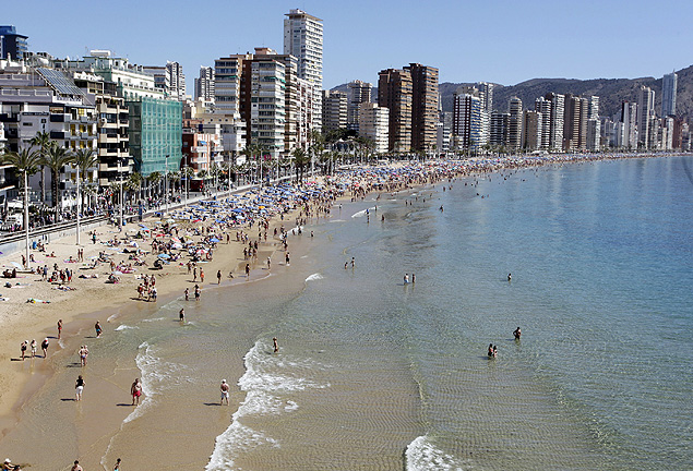 Turistas em praia de Benidorm, na costa da Espanha