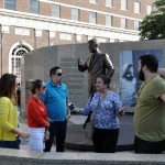 Irene Chase, do Fort Worth CVB, explicando ao grupo o monumento em homenagem a John Kennedy