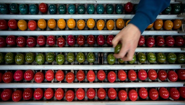 Ovos coloridos produzidos pela empresa austríaca Schrall Eier para a Páscoa (Foto: Joe Klamar/AFP)