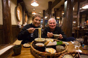 Helosa e Vilfredo Schurmann provam o soba, prato tpico de Okinawa
