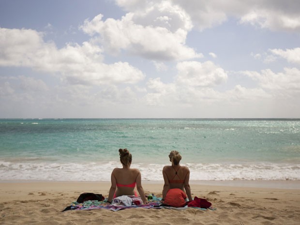 Banhistas em Waimanalo Bay Park Beach, no Havaí; a praia foi eleita a melhor dos Estados Unidos em 2015 (Foto: Caleb Jones/AP)