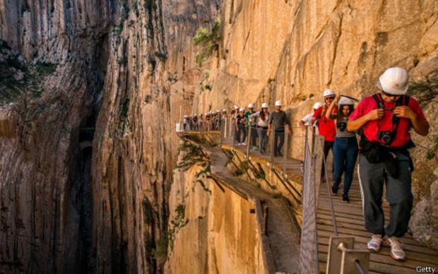Visitantes percorrem trajeto de sete quilômetros e passam por pontes e passarelas sobre desfiladeiro (Foto: Getty Images/BBC)