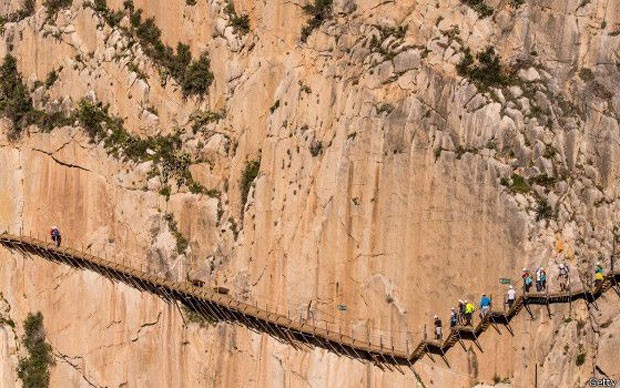 Reforma realizada por alpinistas construiu novas passarelas reforçadas sobre caminho antigo (Foto: Getty Images/BBC)
