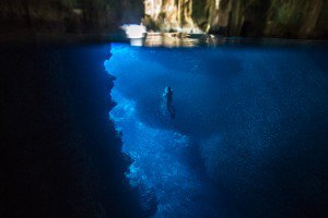 Mergulho entre milhares de peixes dentro da Swallow Cave, uma das cavernas do conjunto de ilhas de Vava'u