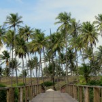 Ponte entre o resort e a praia de Imbassa