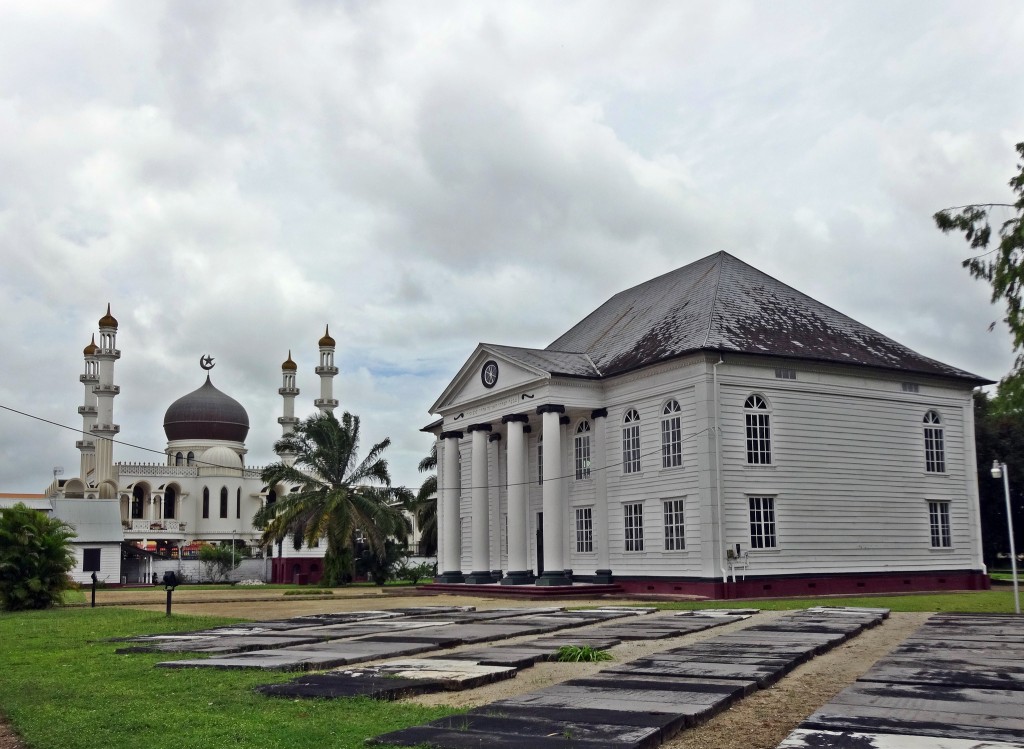 Mesquita e sinagoga lado a lado, exemplo da diversidade do pas