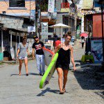 Turistas a caminho do lago para praticar stand up paddle em Phokara