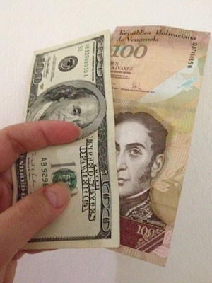 Dólar e bolívar:  Venezuela vive sob sistema de câmbio controlado pelo governo (Foto: Paula Ramón/G1)