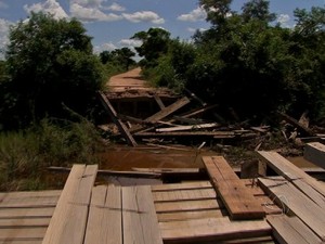 Pontes na Rodovia Transpantaneira no Pantanal de MT estão danificadas com a chegada das chuvas (Foto: Reprodução/TVCA)
