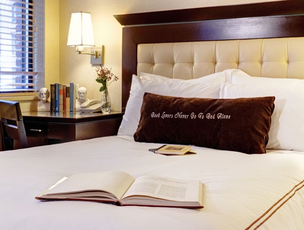 Travesseiro do hotel tem os dizeres: 'Amantes de livros nunca vai para a cama sozinhos' (Foto: Library Hotel/Divulgação)