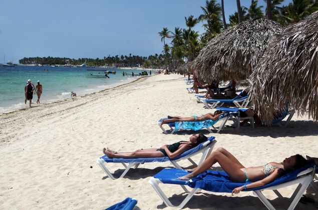 Turistas descansam em praia de Punta Cana, na Repblica Dominicana