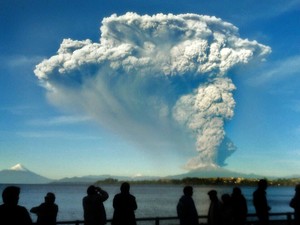 Pessoas observam de Puerto Varas, no Chile, a coluna de cinzas e lava do vulcão Calbuco, na quarta-feira (22) (Foto: AFP Photo/Giordana Schmidt)