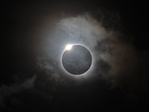 Instante do eclipse total do Sol, registrado na região de Palm, no Nordeste da Austrália (Foto: Greg Wood/AFP)