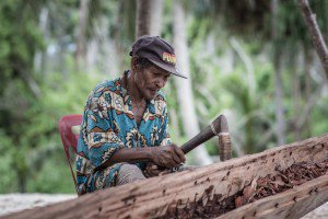 Os moradores de Yanaba so exmios navegadores e constroem suas canoas com madeira da prprias ilha