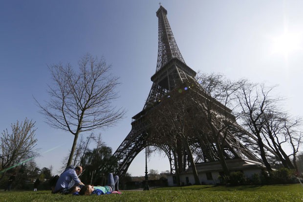 A Torre Eiffel ficará fechada por quase todo o dia nesta quinta-feira (9) devido a uma paralisação de funcionários (Foto: Gonzalo Fuentes/Reuters)