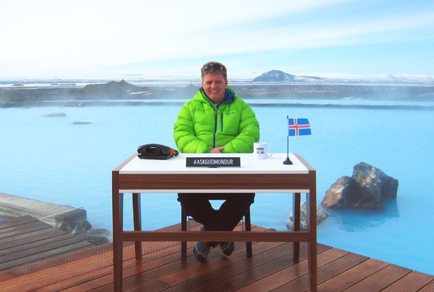 Um dos islandeses voluntários do projeto Ask Guðmundur, promovido como 'o primeiro motor de busca humano'; eles vão dar dicas aos turistas que quiserem saber mais sobre a Islândia (Foto: Inspired by Iceland/AP)