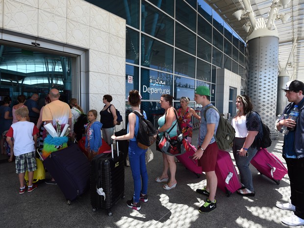 Turistas fazem fila para ir embora no aeroporto internacional da Tunísia (Foto: Fethi Belaid / AFP Photo)